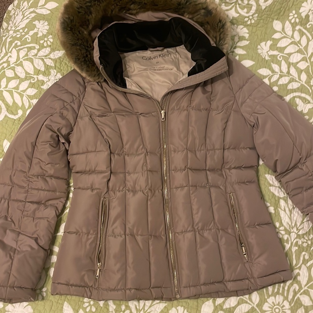 Calvin Klein water resistant puffy coat. Like new condition. Size Medium.